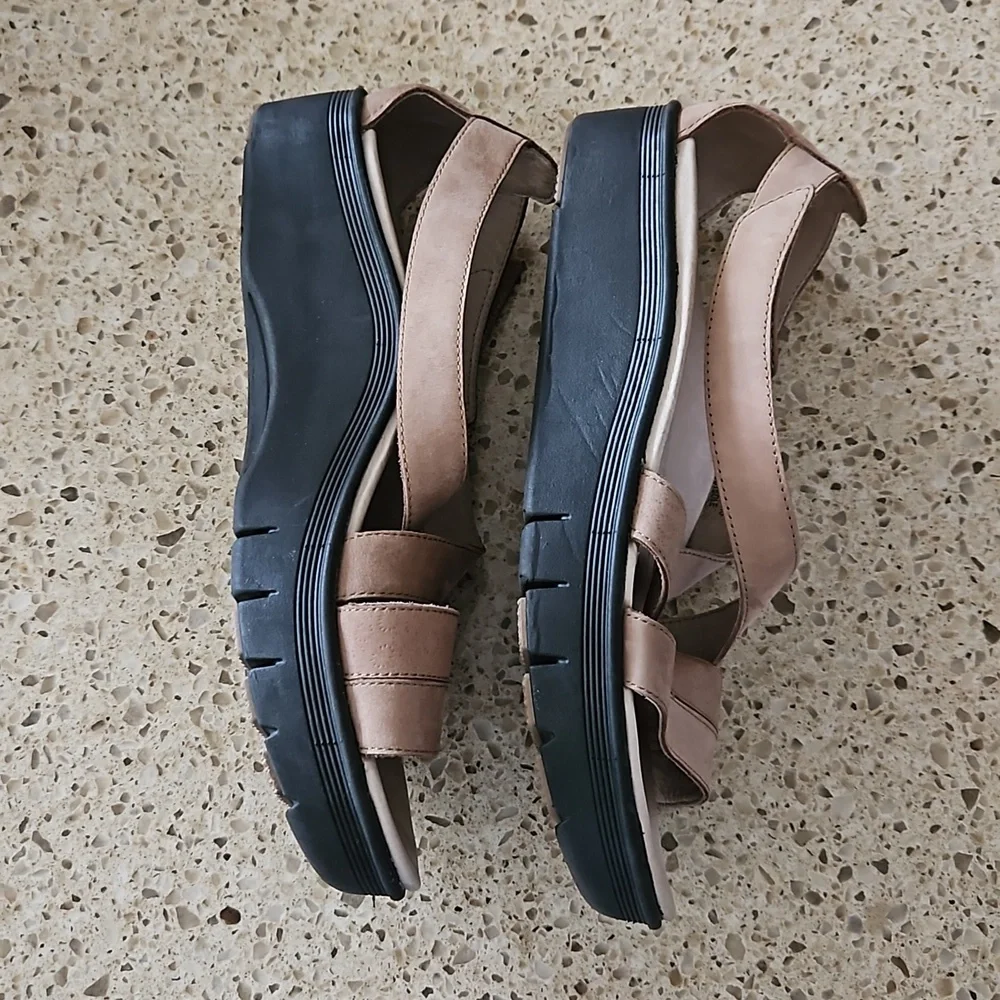 Women's size 9 Neutral Abeo tan sandals - Picture 7 of 10